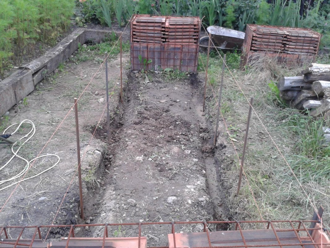 dno vyvýšeného záhona