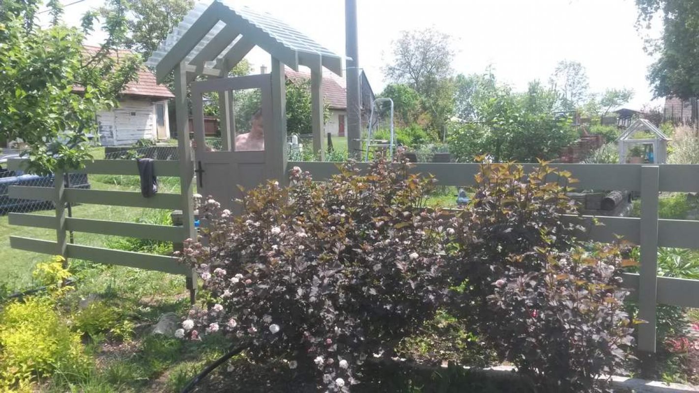 montáž dvier do okrasného plotu v záhrade