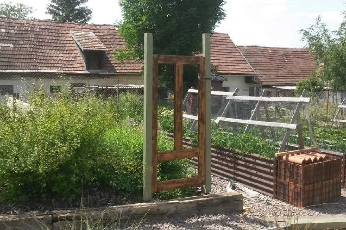 záhradná pergola z recyklovaných materiálov